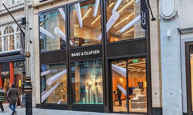 Магазин Bang & Olufsen в Лондоне. Среди поклонников бренда музыканты Алисия Кейс и Ленни Кравитц.