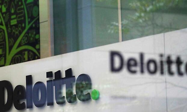 Deloitte - одна из первых крупных британских компаний, которая решила не продлевать договоры аренды на часть недвижимости после массового перехода на надомную работу.