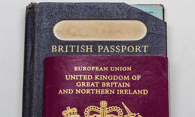 Новый серый британский паспорт