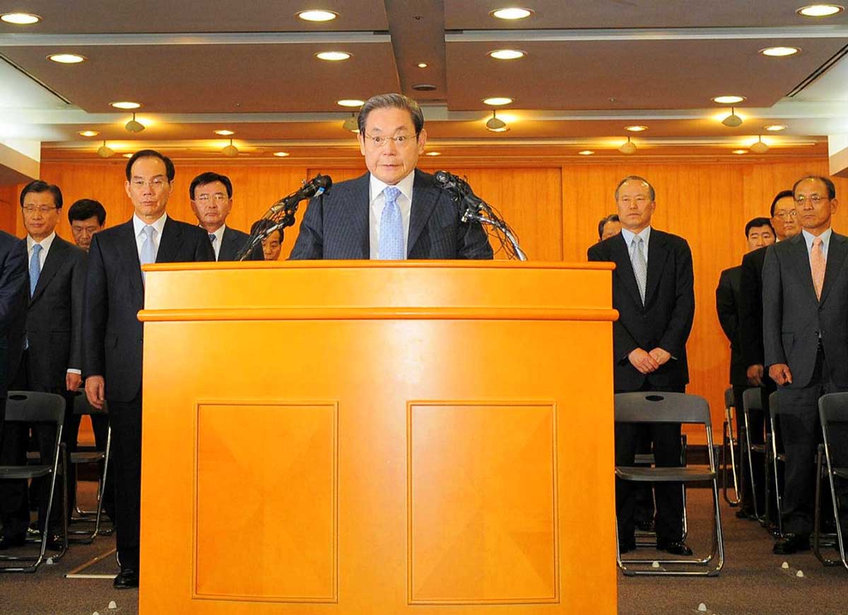 Ли Кун Хи заявил, что «уходит, унося с собой все недостатки прошлого», когда ушел в отставку в апреле 2008 года.