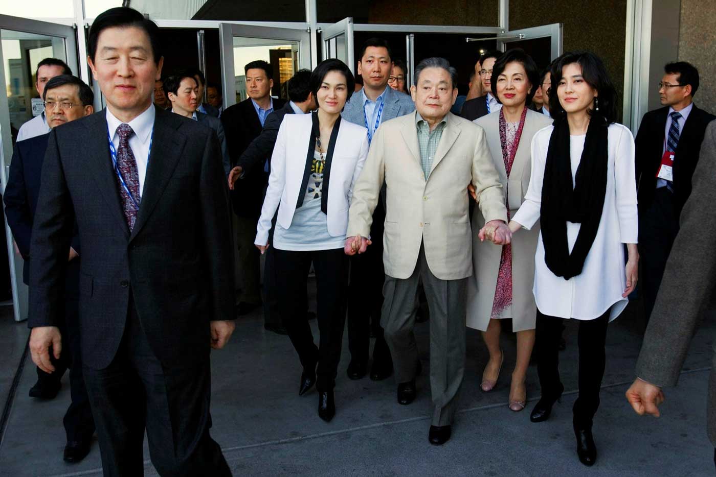 Ли Кун Хи со своими дочерьми в 2021 году. Многие юридические лазейки, позволившие передачу долей Samsung от Ли Кун Хи к его сыну Ли Джэ Ёну, теперь закрыты.