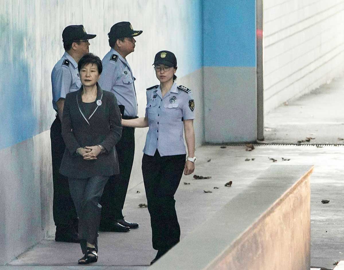Бывшая президент Южной Кореи Пак Кын Хе в Сеульском центре заключения. Среди ее сокамерников Ли Джэ Ён, который был признан виновным в даче ее взятки, когда она находилась в должности президента.