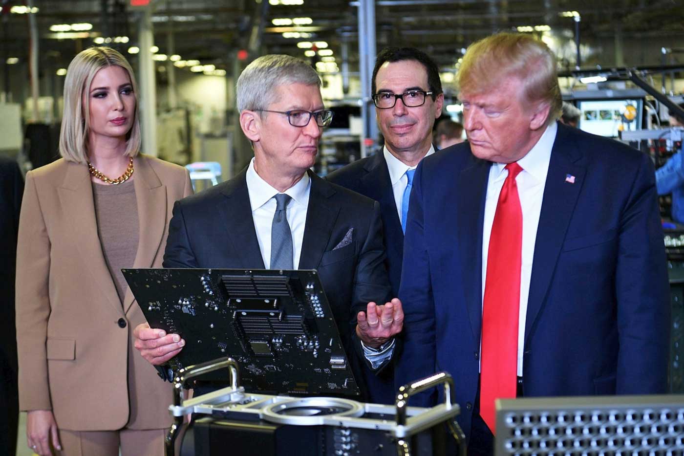 Президент США Дональд Трамп и руководитель Apple Тим Кук, с Иванкой Трамп и Секретарем Казначейства Стивеном Мнучином, на фабрике по производству компьютеров Flextronics в Остине, штат Техас, в 2019 году.