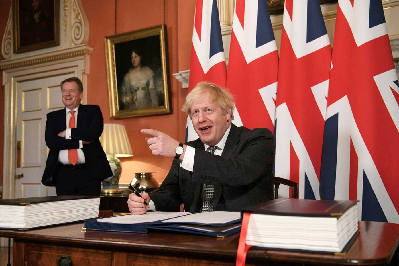 Премьер-министр Борис Джонсон подписывает Соглашение о торговле и сотрудничестве между Британией и ЕС на Даунинг-стрит в Лондоне, в декабре 2020 года.