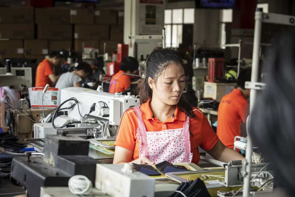 Рабочие на обувной фабрике Anta в Джинцзяне, юго-восточная китайская провинция Фуцзянь, где находится штаб-квартира Anta.