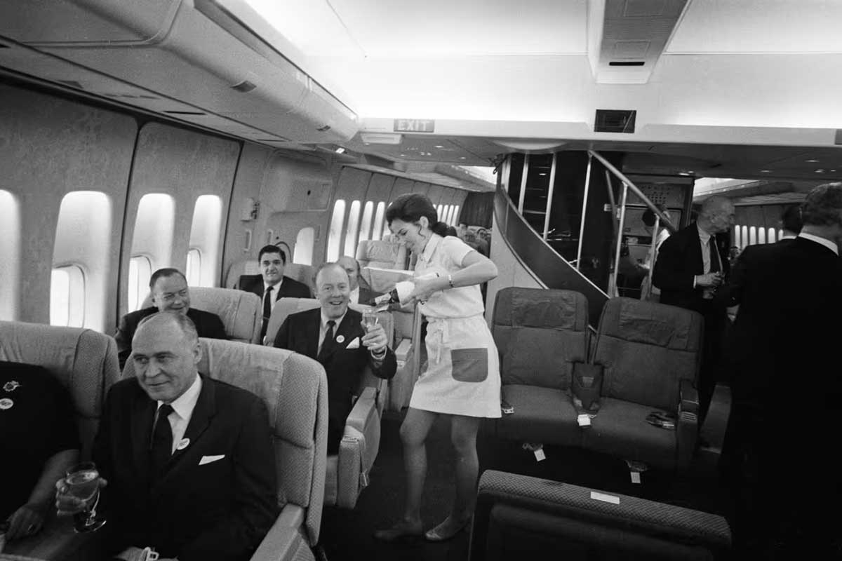 Boeing 747 перевозит пассажиров между Нью-Йорком и Лондоном в 1970 году. Компания сделала ставку на то, чтобы сделать авиаперелеты более доступными.