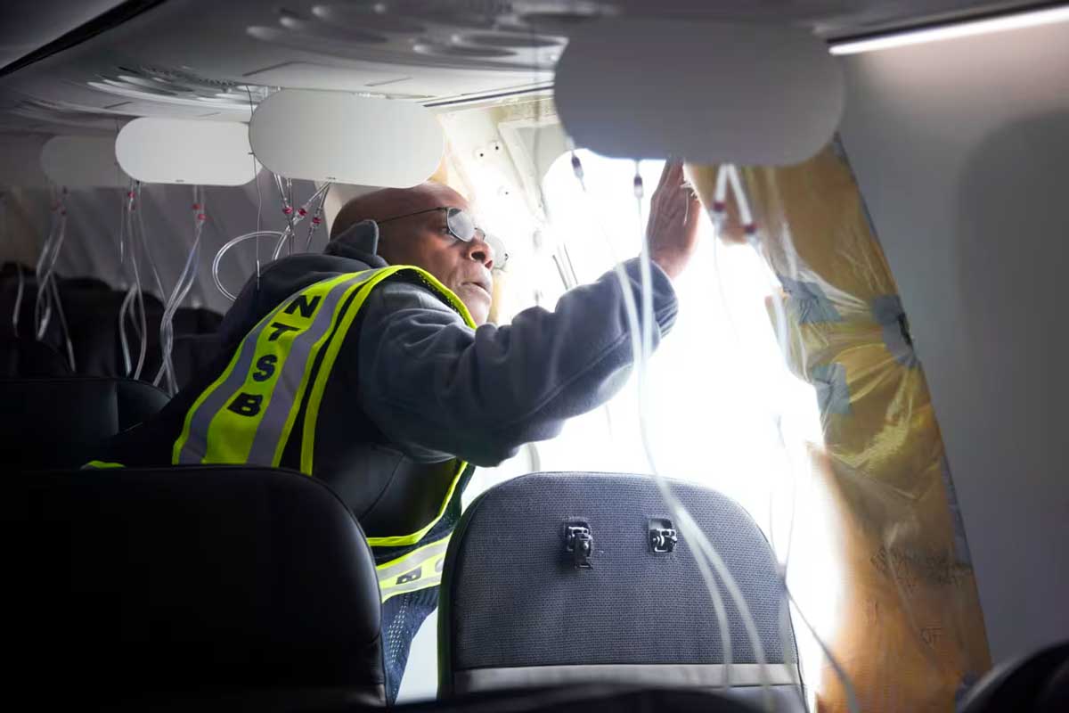 Следователь осматривает самолет авиакомпании Alaska Airlines, от которого отделилась дверь, что привело к временной приостановке полетов Boeing Max 9.