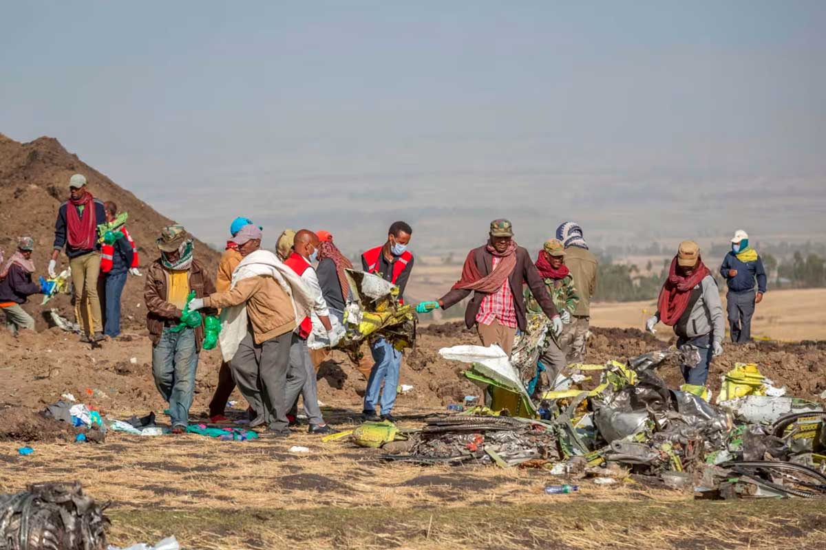 Спасатели на месте аварии Эфиопских авиалиний в 2019 году. Это была вторая авария со смертельным исходом с участием самолетов Boeing Max 737 после другого инцидента годом ранее, когда погибло более 100 человек.