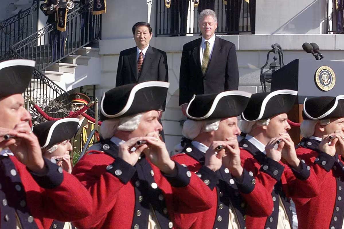 Президент США Билл Клинтон и премьер-министр Китая Чжу Ронгджи во время официального визита в 1999 году. Сегодня Китай ускоряет свои усилия по созданию альтернативной мировой торговой системы, ориентированной на развивающиеся страны.