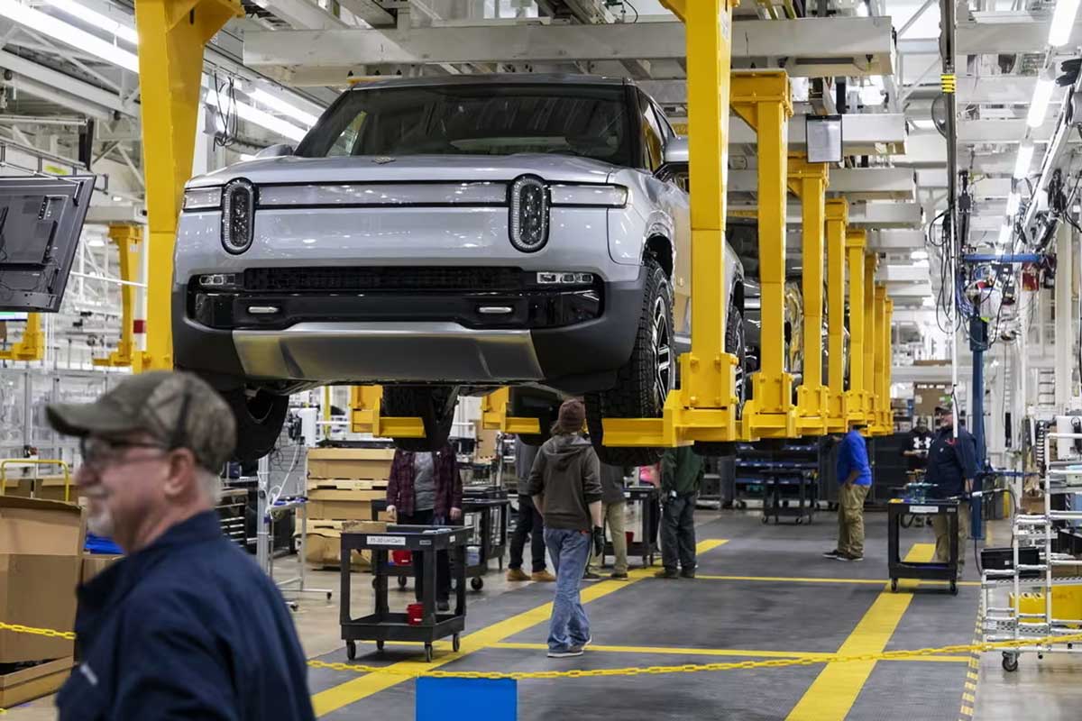 Электромобили Rivian на сборочной линии завода в Нормале, штат Иллинойс. Специализация Rivian на роскошных машинах означает, что многие семьи не могут позволить себе его EV.