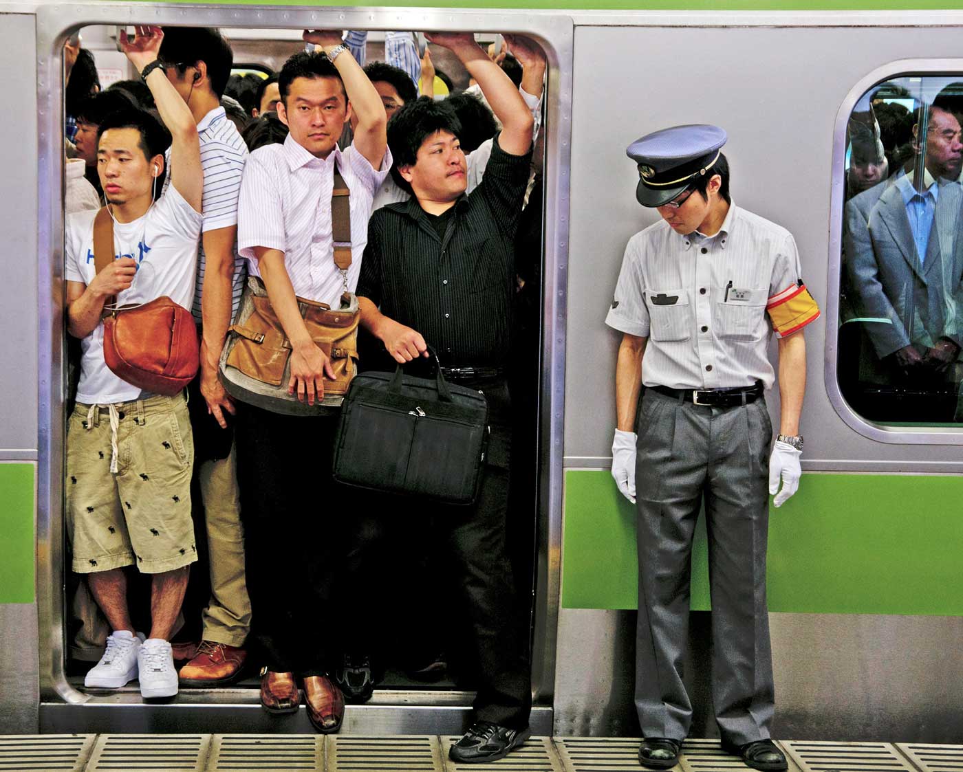 Толкучка на Линии Яманотэ (Yamanote Line), городском электропоезде Токио.