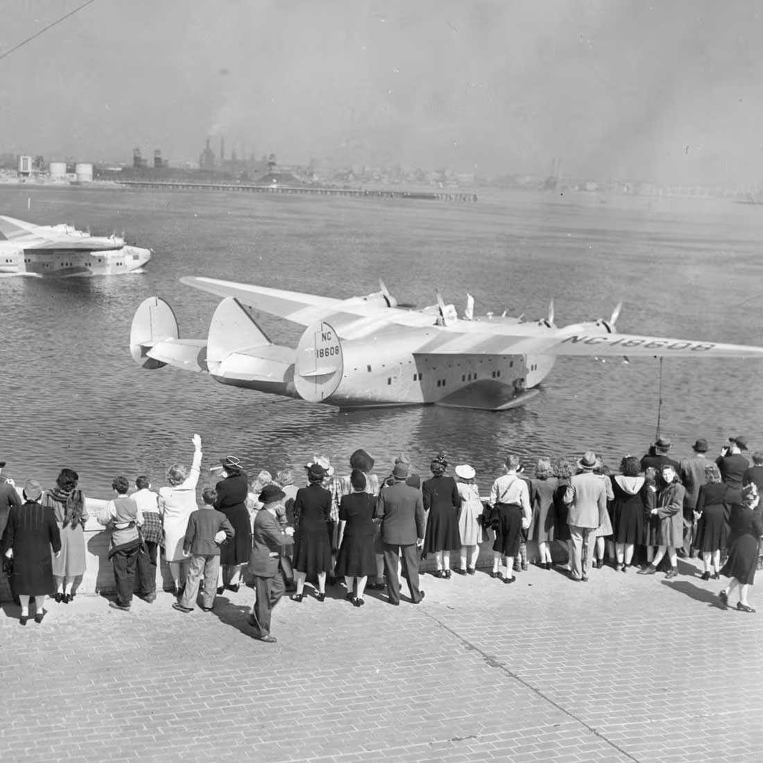 Самолет Boeing 314 Clipper покидает Нью-Йорк в 1941 году. Компания выросла в мировой аэрокосмический и оборонный конгломерат, насчитывающий более 170,000 сотрудников.