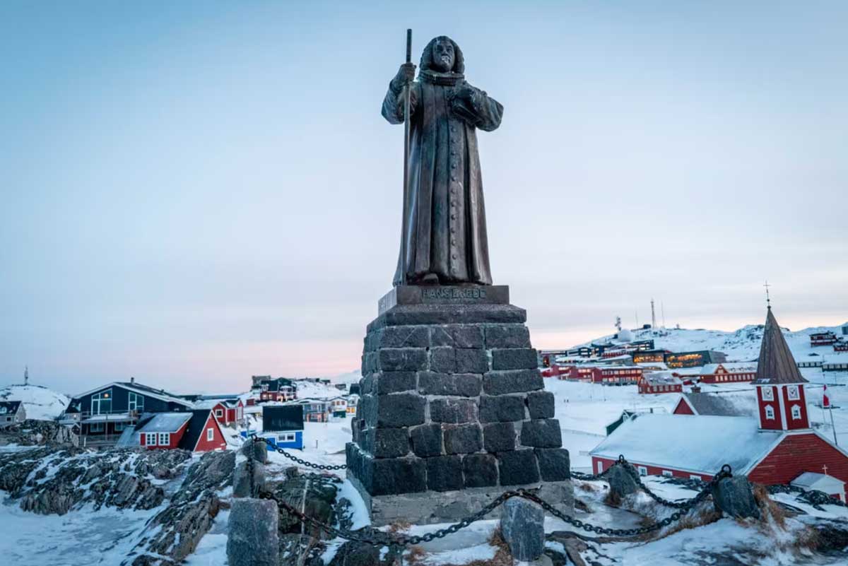 Статуя Ганса Эгеде, основателя города Нуук. Последствия любых действий США в Гренландии могут ощущаться далеко от Арктики.