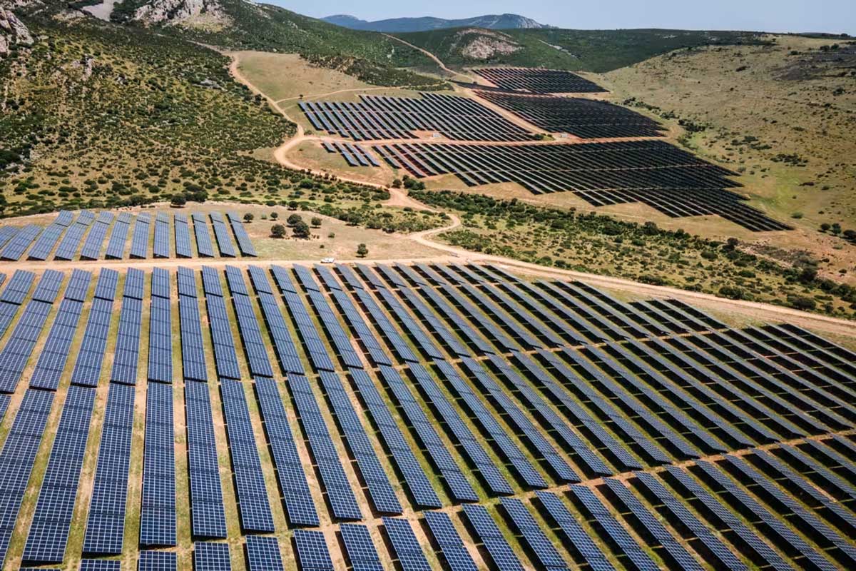 Фотоэлектрические панели на солнечной электростанции Iberdrola в Пуэртоллано, Испания. Учитывая изобилие солнца и относительно малонаселенную сельскую местность, Испания получила хорошую выгоду от увеличения инвестиций в солнечную энергию.