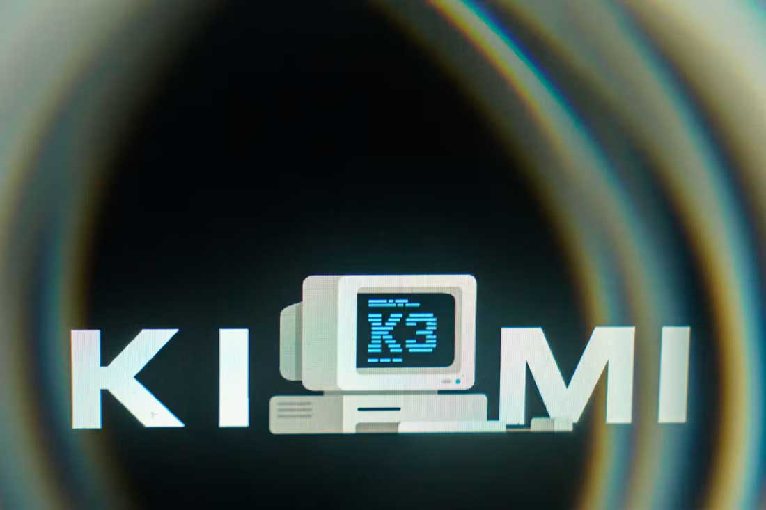 Логотип Kimi K3 на экране ноутбука. Он представляет собой старинную компьютерную иллюстрацию с надписью «K3» на мониторе. Kimi K3 от Moonshot доступен в Сингапуре.