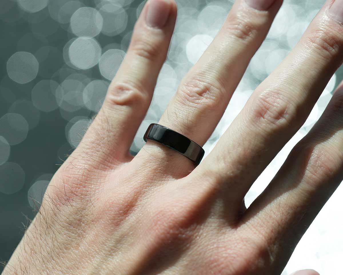 Кольцо Oura Ring 5 черного цвета, изображенное на безымянном пальце мужчины. Ring 5 незаметно и не привлекает внимания, в отличие от большинства других носимых устройств и всех других умных колец.