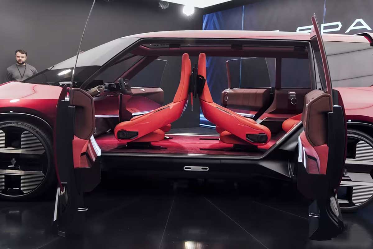 Красный электрический минивэн Renault E-Space Concept демонстрирует футуристический красный салон и нетрадиционное расположение сидений. Renault, представившая свой электрический Espace на выставке в Париже, стремится привлечь покупателей не только ценой.